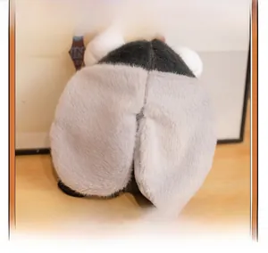 Détail de la peluche montrant sa texture douce et son rembourrage haute résilience