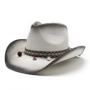 Detail eines gewebten Stroh-Cowboyhuts mit Ethno-Perlen, Muscheln und Bommeln