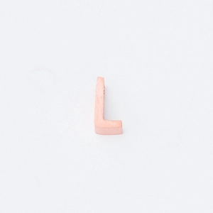 Macrodetail van roségouden letter L-kraal met 1,8 mm gat en spiegelgepolijste afwerking