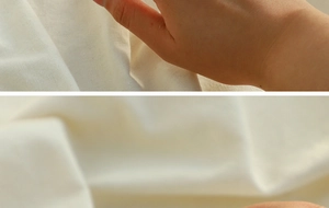 Gros plan détaillé montrant la texture du tissu en coton beige naturel du sac à bijoux