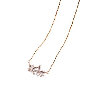 Elegante collana placcata oro 18K con ciondolo a fiori in cristallo su sfondo bianco