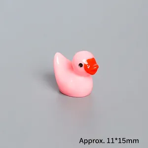 Makroaufnahme einer rosa Mini-Entenfigur aus Harz mit Maßen von ca. 11x15mm