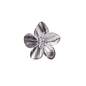 Bague fleur minimaliste en acier inoxydable argenté avec pétales texturés et design ouvert