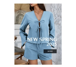 Detailansicht eines blauen Baumwoll-Leinen-Sets mit Langarm-Cardigan und Shorts im Sommerstil