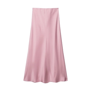 Vista detallada de una elegante falda midi de satén rosa con textura sedosa y caída suave