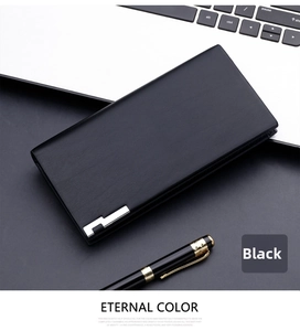 Portefeuille long en cuir noir pour homme avec boucle en métal sur un bureau
