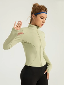 Veste de yoga thermique vert clair ajustée avec col montant et passe-pouces pratiques