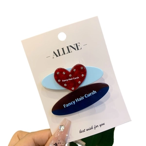 Lot de barrettes bleues avec cœur rouge et strass sur carte de présentation