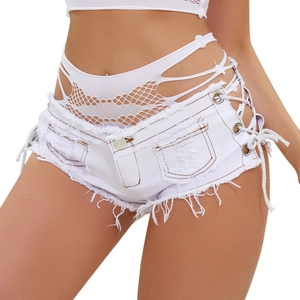 Détail de mini-short en jean blanc avec laçage latéral et bords effilochés usés