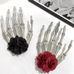 Barrettes main de squelette gothique avec roses noires et rouges pour Halloween