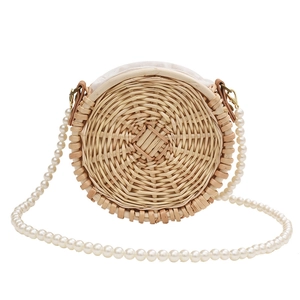Handgewebte runde Rattan-Umhängetasche mit eleganter Perlenkette auf weißem Grund