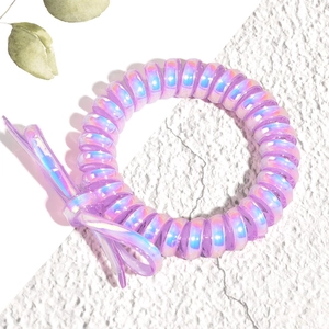 Gros plan détaillé d'un élastique spirale violet iridescent avec un petit nœud