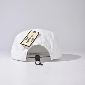 Vue arrière d'une casquette de baseball blanche avec cordon de serrage réglable