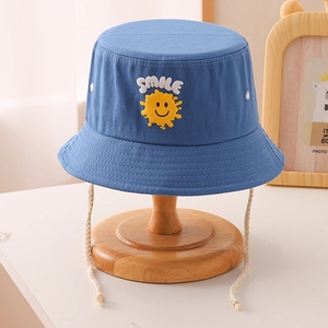Détail du chapeau de soleil bleu pour enfant avec broderie smile et larges bords à nouer