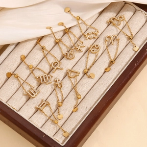 Détail de bagues zodiaque plaquées or 18 carats avec oxydes de zirconium sur plateau