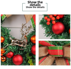 Detailansichten des Weihnachtskranzes mit goldenem Hirsch, roten Beeren und Schleifen