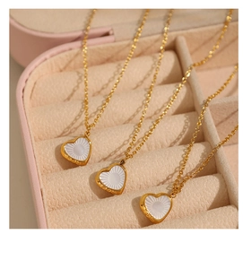 Vue détaillée du pendentif cœur en or avec gravure S925 sur boîte en velours rose
