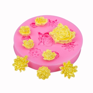 Rosa Silikonform mit Blumenformen wie Rosen für DIY-Backen und Bastelarbeiten