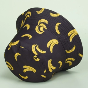 Détail d'un bob noir avec motifs de bananes jaunes et texture en toile résistante