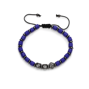 Nahaufnahme des schwarzen Perlenarmbands mit matten blauen Zylindern und Zirkonia-Würfeln