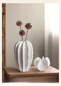 Detalle de jarrones de cerámica blanca con borde azul y textura para decoración