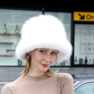 Chapeau bob chic en fausse fourrure blanche pour femme avec peluche épaisse et chaude d'hiver