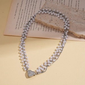 Collier multi-rangs élégant avec perles blanches et pendentif en forme de cœur strassé