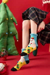 Détail de chaussettes de Noël en polaire corail avec motifs bonhommes de neige et ornements 3D
