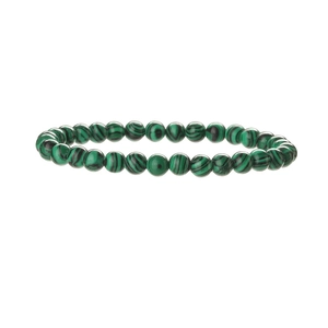 Détail d'un bracelet en perles de malachite verte avec des textures veinées noires