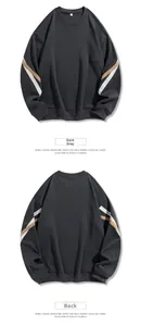 Vue détaillée du sweat-shirt gris foncé avec rayures beiges et finitions côtelées