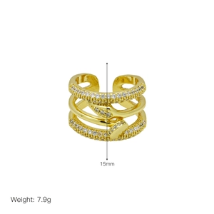 Dettaglio anello serpente dorato con zirconi che mostra 15mm di altezza e peso 7,9g