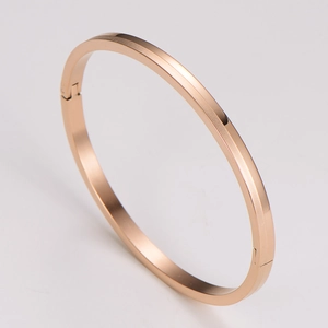 Vista detallada de un brazalete minimalista de acero inoxidable en oro rosa de 4mm