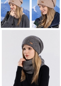 Détail d'un ensemble bonnet et écharpe en tricot d'hiver avec doublure en polaire épaisse