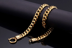 Detail of 18K gold plated stainless steel Cuban link chain with rhinestone spring clasp