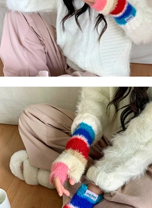 Détail de mitaines en peluche à rayures arc-en-ciel avec texture en fausse fourrure
