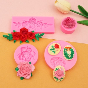 Detailansicht von rosa Silikonformen für Rosen aus Seife, Kerzen und Fondantgebäck