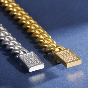 Détail du bracelet à mailles cubaines avec zircons incrustés en or et argent hip hop