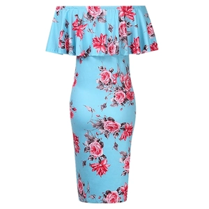 Détail d'une robe de maternité bleu clair à motif floral avec roses et décolleté volanté