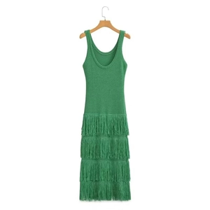 Détails d'une robe midi verte sans manches en maille avec ourlet à franges multicouches