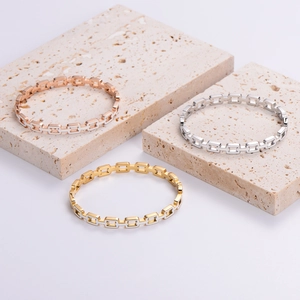 Drei geometrische Armreifen aus Edelstahl in Gold, Silber und Roségold Ausführungen