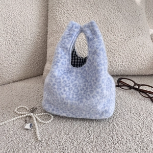 Détail du sac à main pelucheux à motif léopard avec doublure à carreaux vichy chic