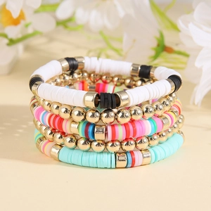 Détail de 5 bracelets bohémiens en perles heishi avec argile colorée et billes dorées