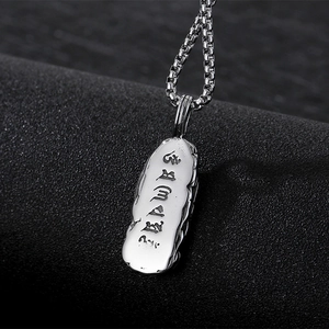 Pendentif punk en acier titane argenté avec mantras gravés sur une chaîne box pour homme