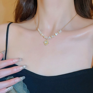 Détail macro d'un collier en perles baroques avec pendentif vintage en pierre de lune