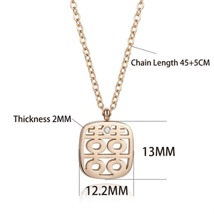 Détail du pendentif en or rose avec dimensions de 45+5cm de long et 2mm d'épaisseur