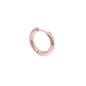 Detailansicht der glatten, roségoldenen Edelstahl-Creole auf weißem Hintergrund