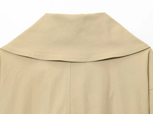 Dettaglio delle cuciture del colletto del trench kaki e trama in cotone twill premium