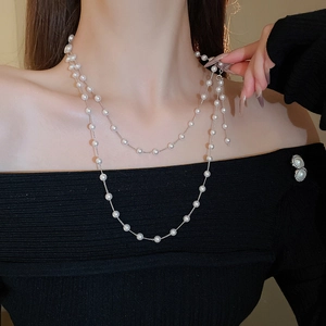 Détail d'un collier double rang en perles d'imitation au style vintage français élégant