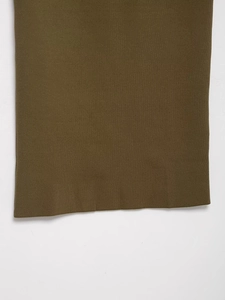Détail du tissu en maille côtelée vert olive avec une finition d'ourlet soignée