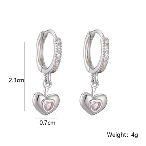 Détails des boucles d'oreilles cœur en zircon rose avec mesures de 2,3 cm et 0,7 cm